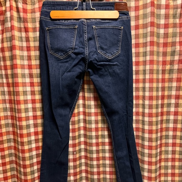 HOLLISTER - Picture 2 of 2